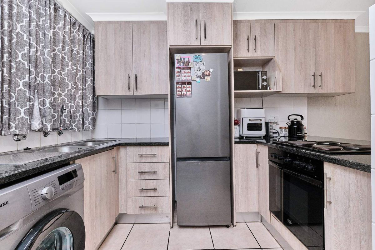 Charming Two-Bedroom Upstairs Townhouse with Scenic Balcony. - Photo 3