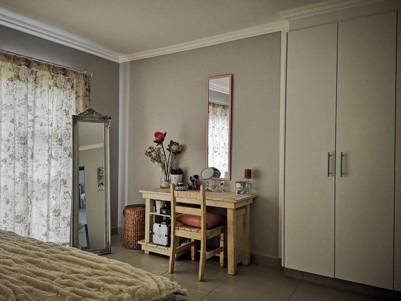 Versatile Opportunity: 6 Bedroom Holiday Home | Permanent Residence | Investment | Dual Living - Photo 7