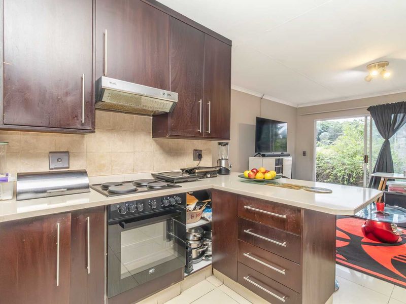 Charming 3-Bedroom Townhouse in Secure Forest View Estate – Northwold - Photo 6