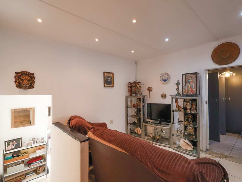 ENTERTAINER'S DREAM WITH INCOME-PRODUCING GRANNY FLAT! - Photo 2
