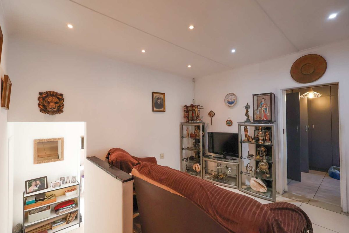 ENTERTAINER'S DREAM WITH INCOME-PRODUCING GRANNY FLAT! - Photo 2