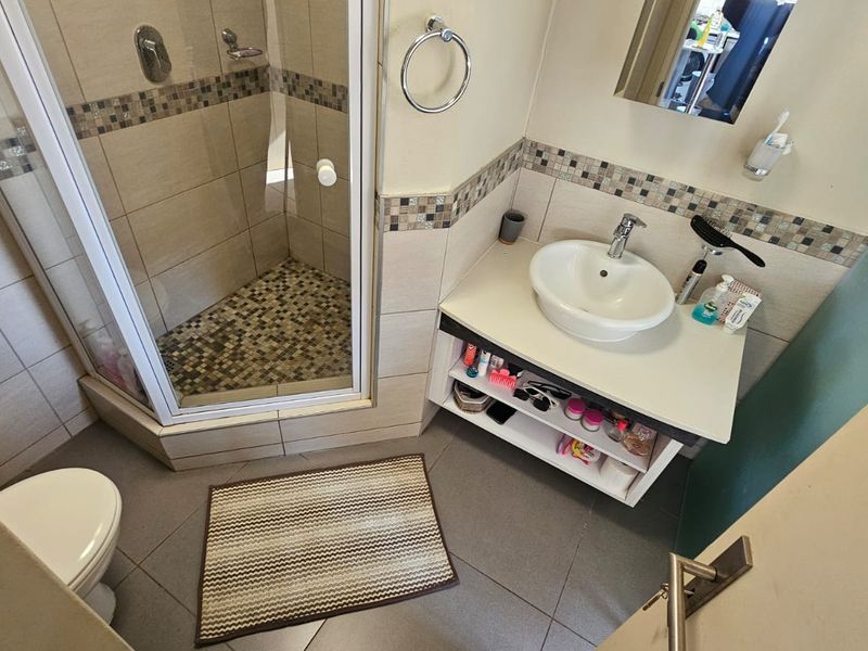 Modern student  living in the heart of Hatfield - Photo 8