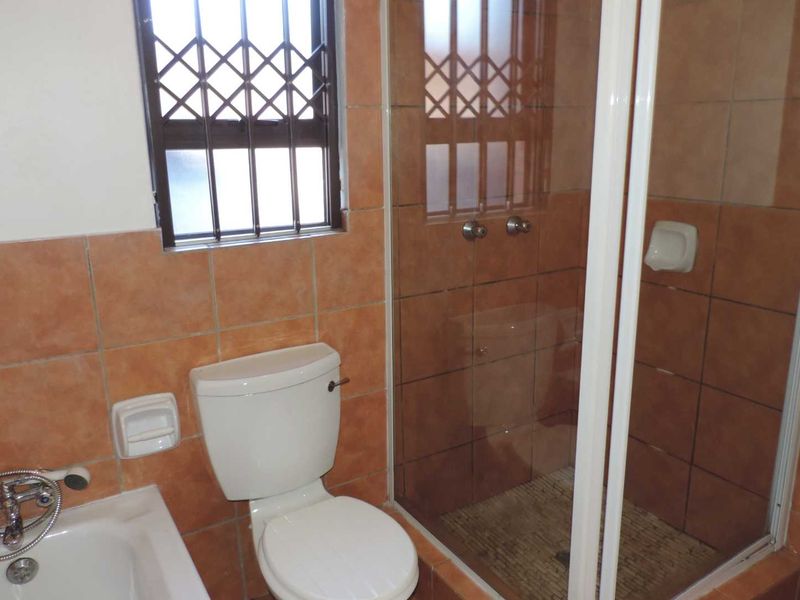 Secure and stylish 2 bedroomed unit - Photo 8