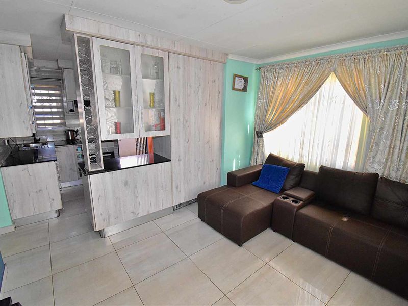 3 Bedroom, 2 Bathroom Home in Klippoortje - Photo 6