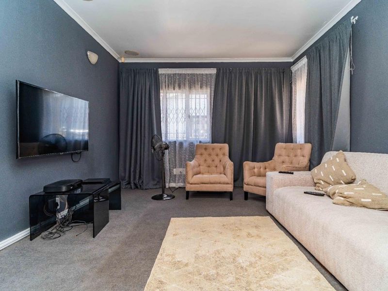 Jaw-dropping Stunner! Ultimate dream house at an unbeatable price! - Photo 4