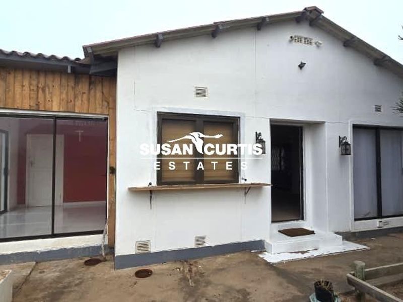 Family-Friendly House Featuring BBQ Room & Secure Enclosed Yard - Photo 10
