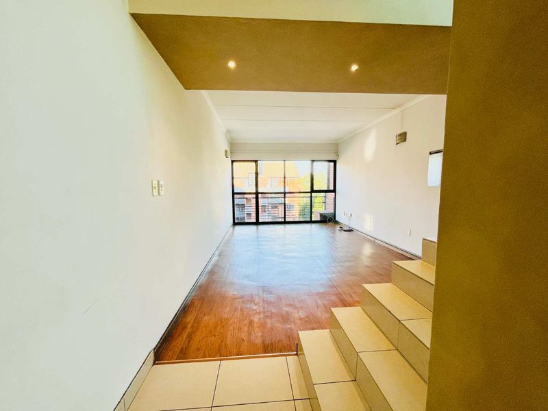 Prestige and Convenience: Stunning Triplex at 22 on Atholl - Photo 3