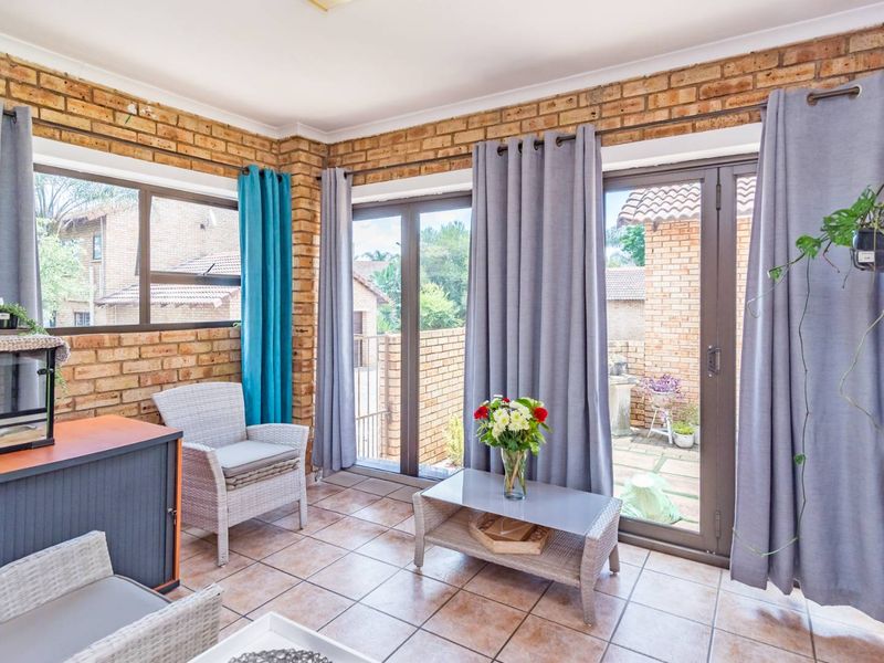 Spacious duplex townhouse with Inverter for Sale in Ruimsig Noord - Photo 9