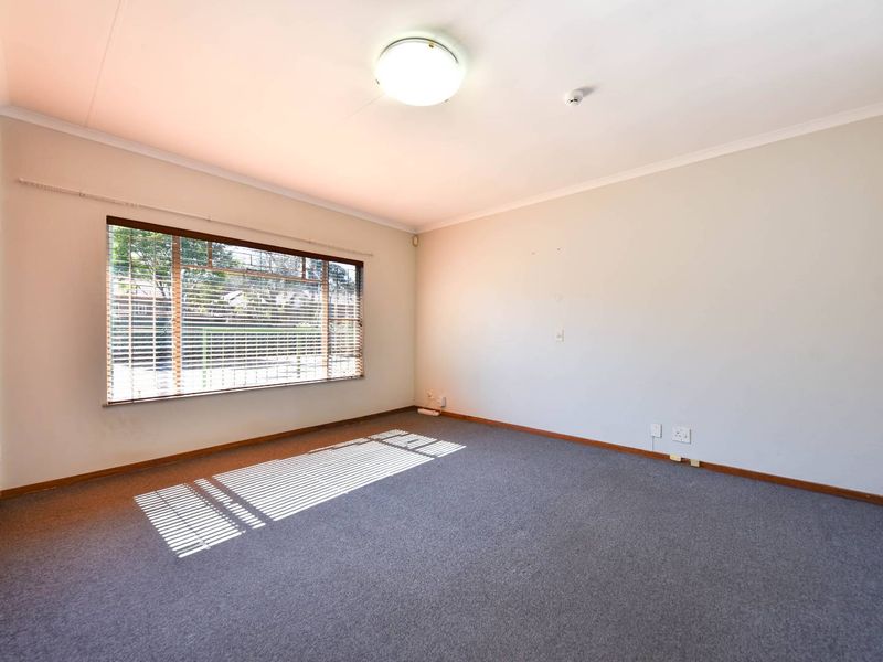 Four Bedroom home in a boomed-off, security estate - Moreleta Park - Photo 10