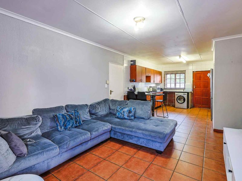 Charming 2 Bedroom Townhouse with Private Garden - Photo 5