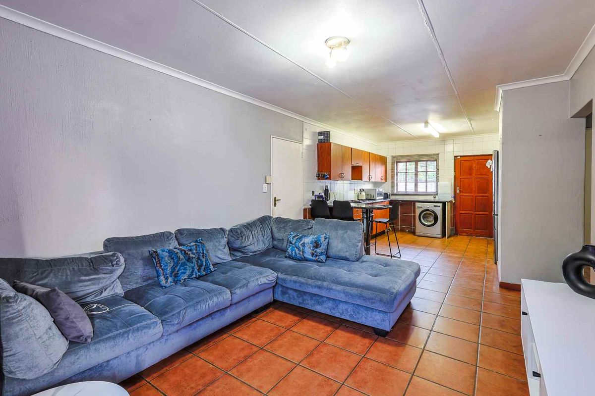 Charming 2 Bedroom Townhouse with Private Garden - Photo 5