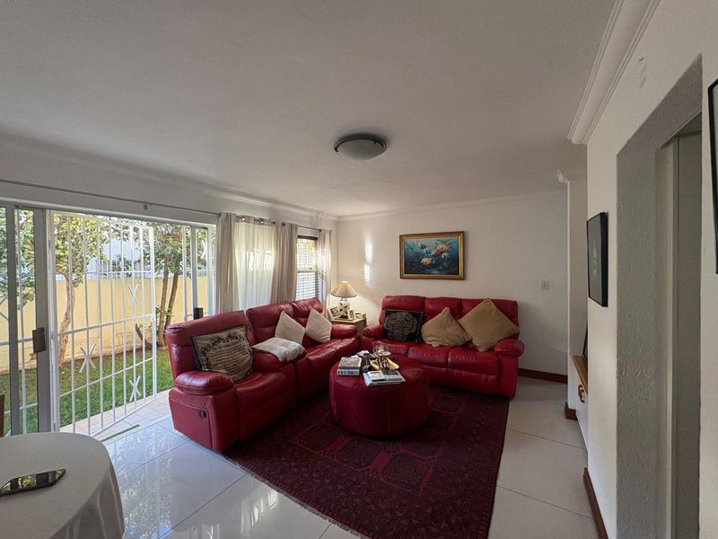 Renovated Garden Apartment in Prime Morningside Position - Photo 3