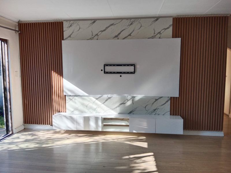 Spacious Two-Bedroom Two-Bathroom simplex To Let - Photo 3