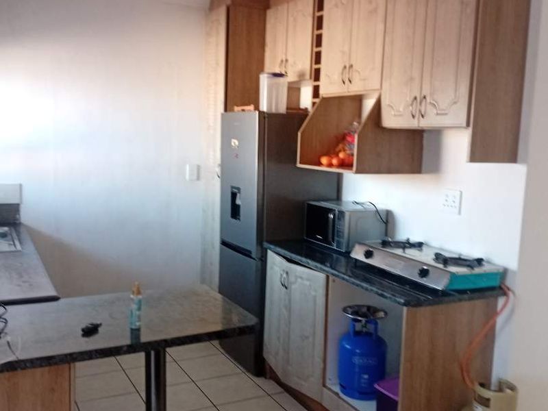 Spacious 3-Bedroom House to Rent in Litha Park - Photo 7