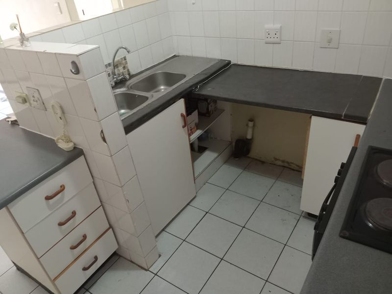 Cozy & Convenient 2-Bedroom Flat with Classic Charm - Photo 3