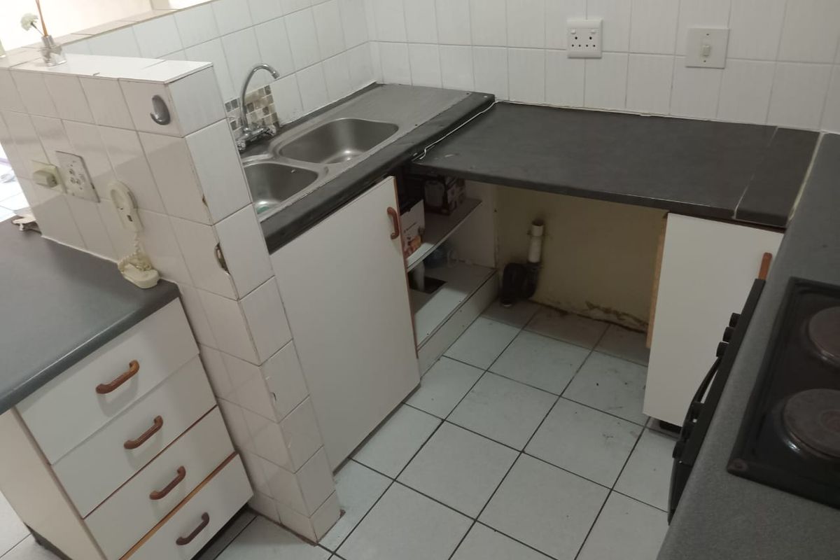 Cozy & Convenient 2-Bedroom Flat with Classic Charm - Photo 3