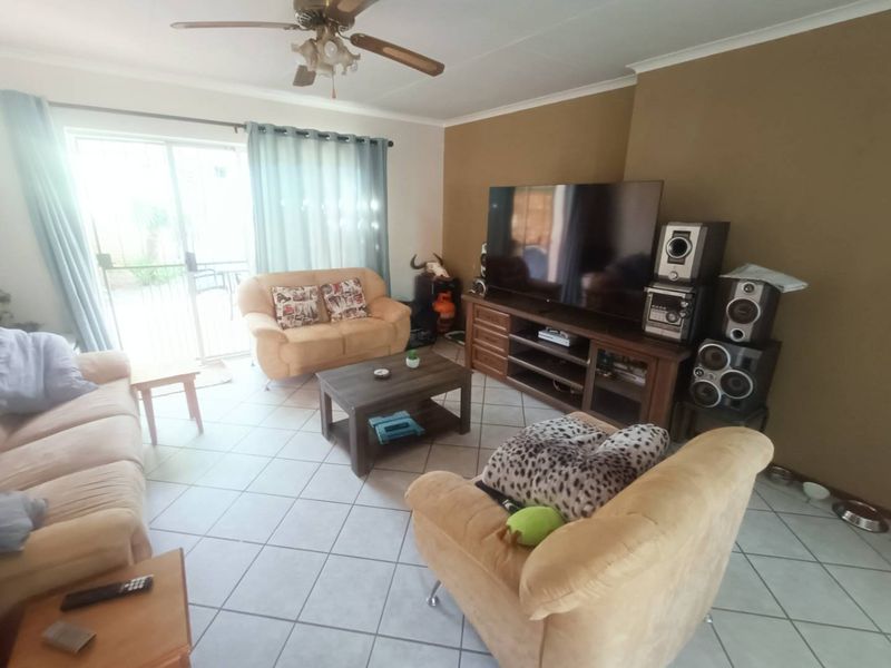 BEAUTIFUL TOWNHOUSE FOR SALE IN SECURE COMPLEX!!!! - Photo 10