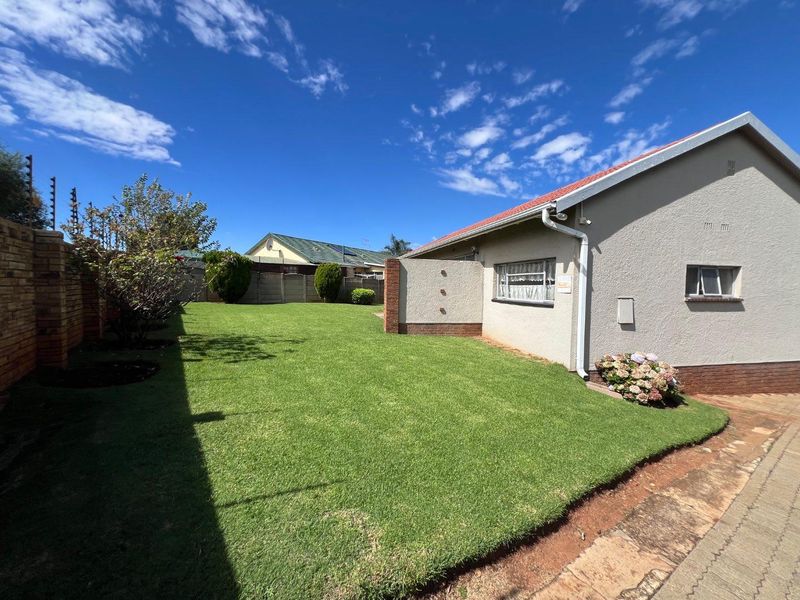 Spacious 3-Bedroom Family Home with Great Potential in Verwoerdpark - Photo 3