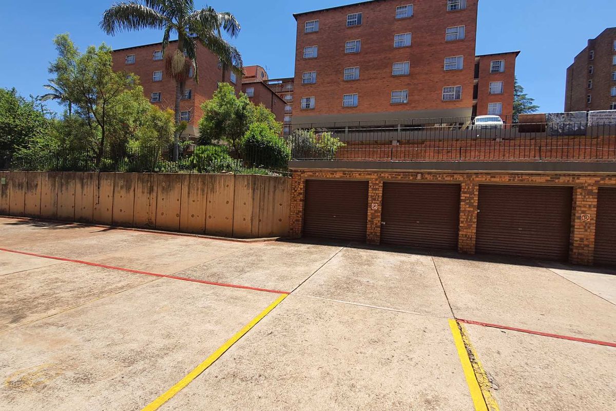 **A Rare Opportunity: Spacious 2.5 Bedroom Apartment in Wonderboom South** - Photo 5