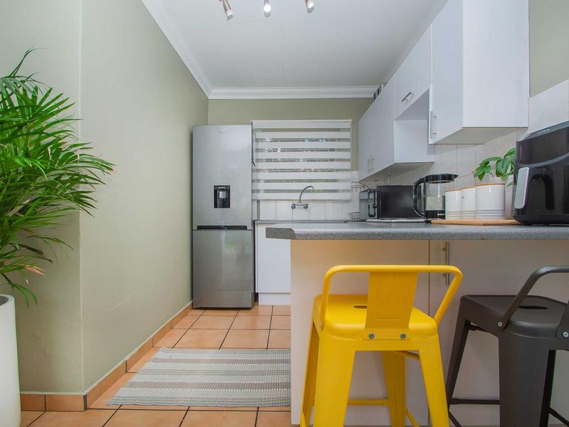 An Ideal Blend of Privacy, Space and Modern Allure. - Photo 5