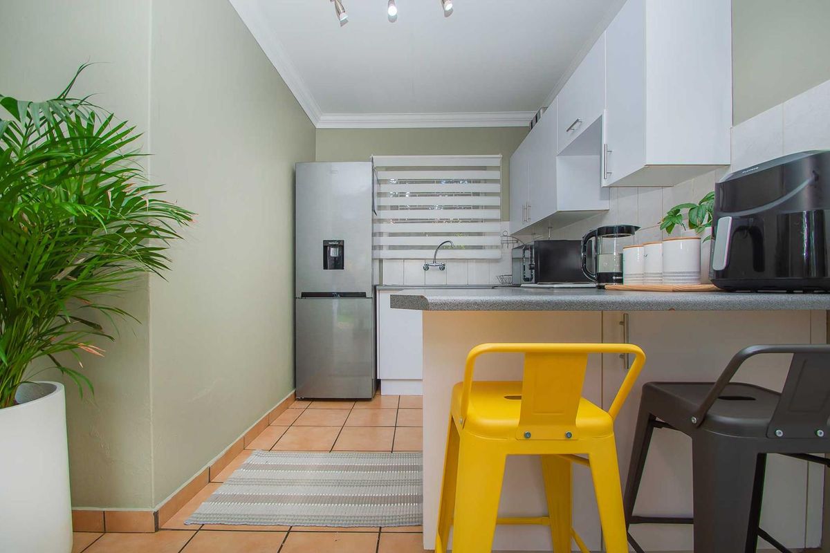 An Ideal Blend of Privacy, Space and Modern Allure. - Photo 5