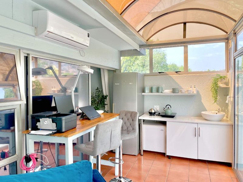 House with Fully Equipped flats for Dual Family Living - Photo 2