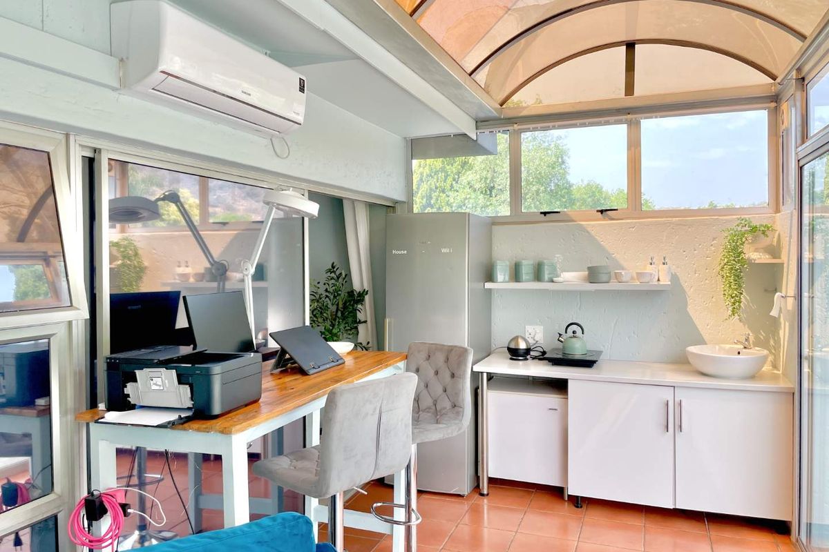 House with Fully Equipped flats for Dual Family Living - Photo 2