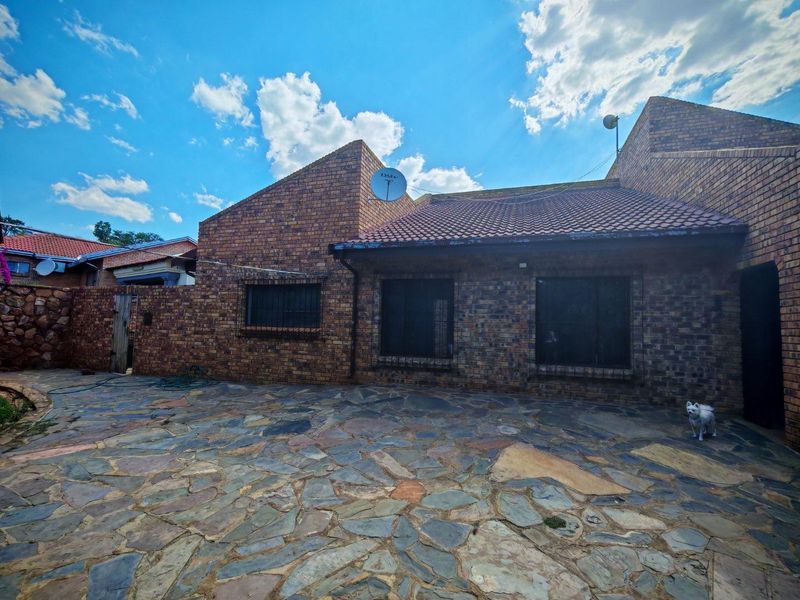 House With Additional Vacant Stand - Photo 5