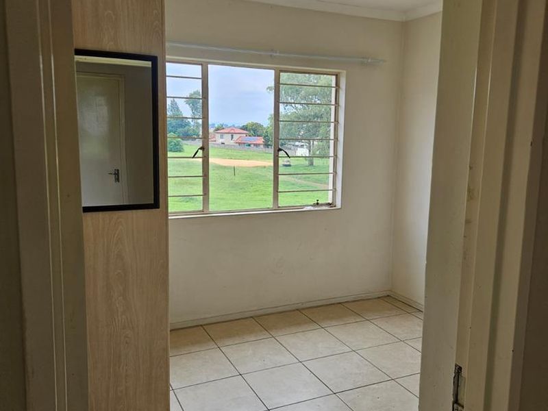 Spacious 2-Bedroom Apartment with Modern Amenities at Park Square - Photo 8