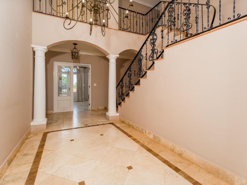Exclusive Constantia Residence with Expansive Gardens and Exceptional Views - Photo 4