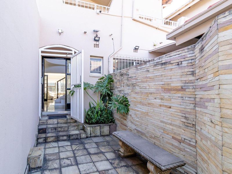 Contemporary Elegance. Sophisticated Living. A Private Garden Retreat! - Photo 1