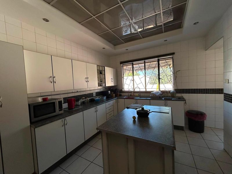 PRIME OFFICE INVESTMENT IN A HIGH-DEMAND LOCATION - Photo 9