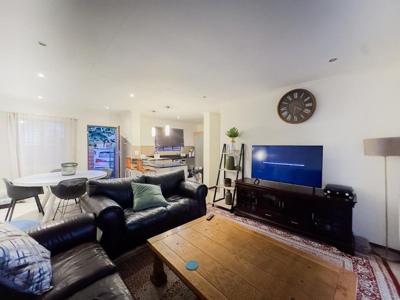 2 Bedroom Simplex with a Private Garden - Photo 3