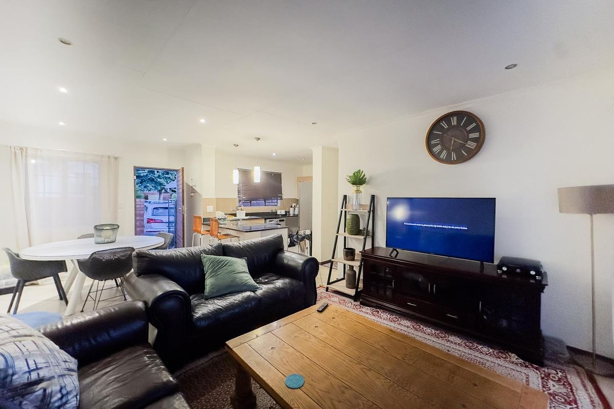 2 Bedroom Simplex with a Private Garden - Photo 3