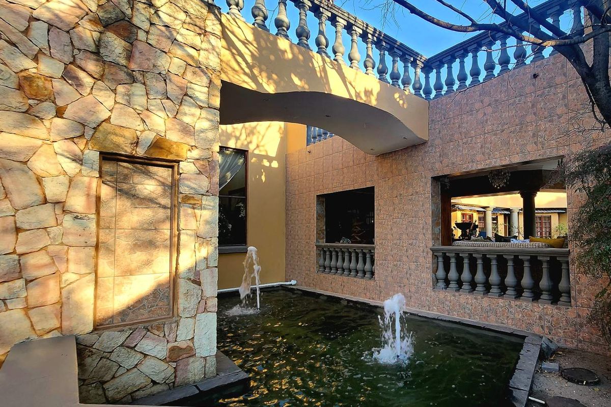 Castle in Alberante security estate perfect for a venue/restaurant/blended family - Photo 2