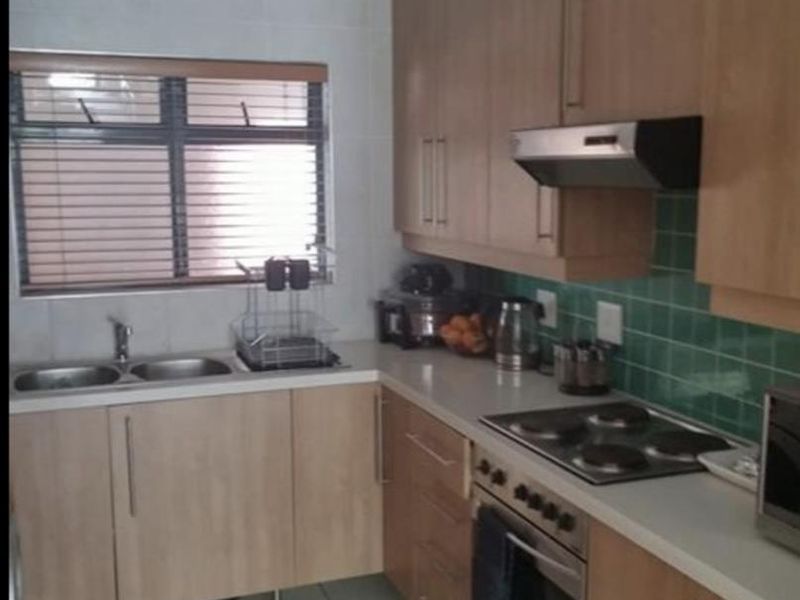 A CHARMING TWO BEDROOM UNFURNISHED APARTMENT - Photo 5