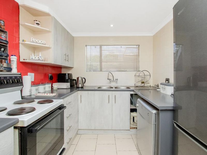 Lovely 3 bedroom 2 bathroom duplex unit for sale in Silverfields Krugersdrop - Photo 5