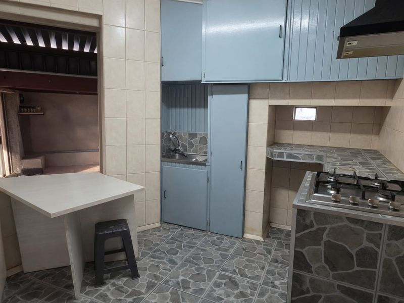 Spacious 3 Bedroom house with 1 bedroom Flatlet in Noordhoek - Photo 6