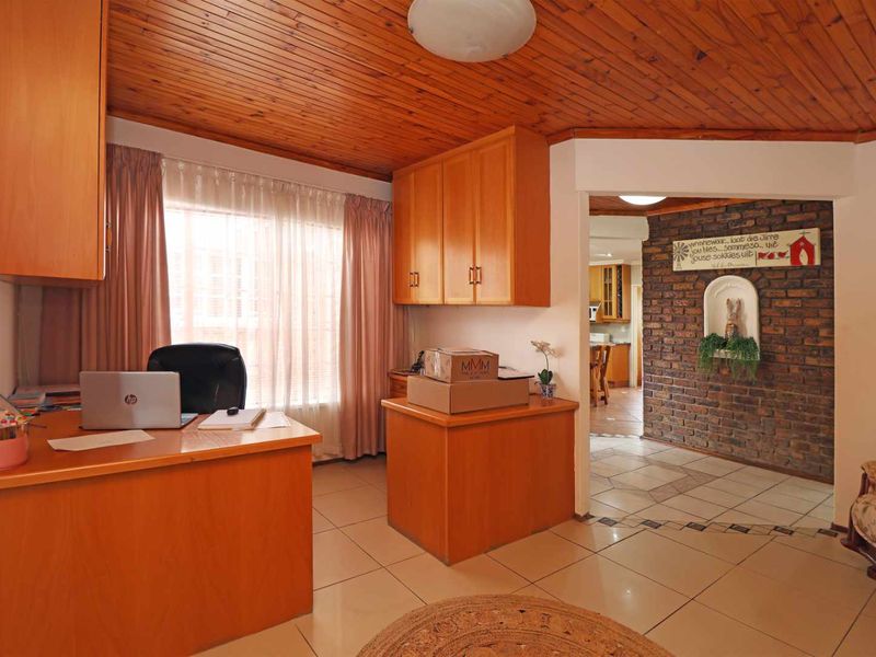 Versatile low Maintenance Family Home - Photo 10