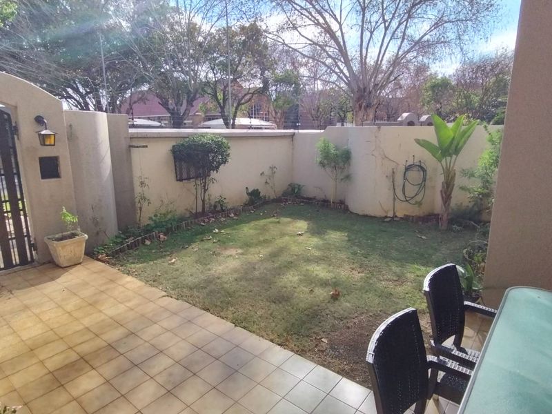 Double story spacious townhouse - Photo 5