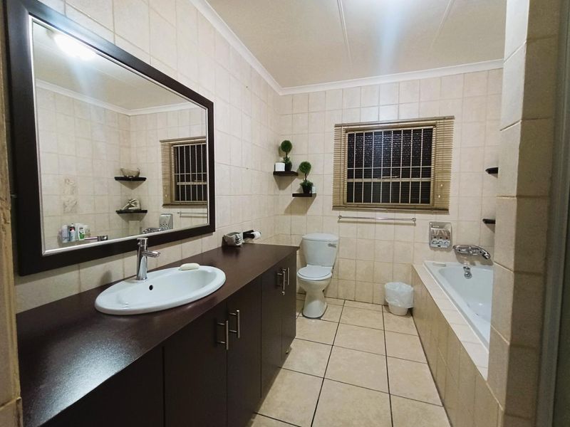 Modern Elegance with Flat - Photo 10