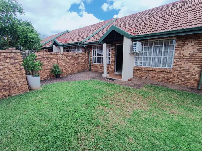 Property #2461820, Townhouse For Sale in Clubview