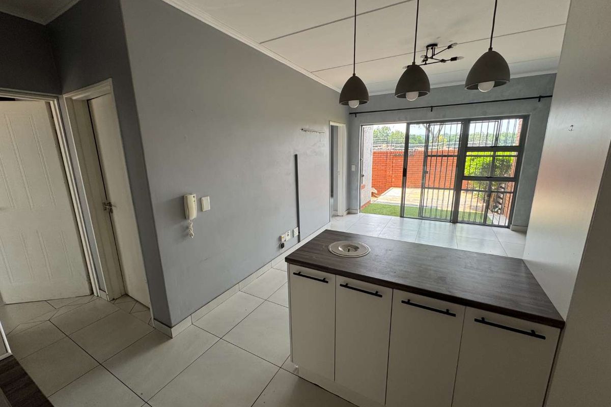 Large 3 Bed Pet Friendly Unit In a Tranquil Cul-de-Sac street! - Photo 3