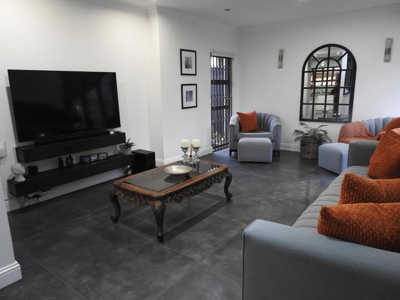 A True Gem in Ennerdale | Modern, Immaculate & Move-In Ready - Photo 7