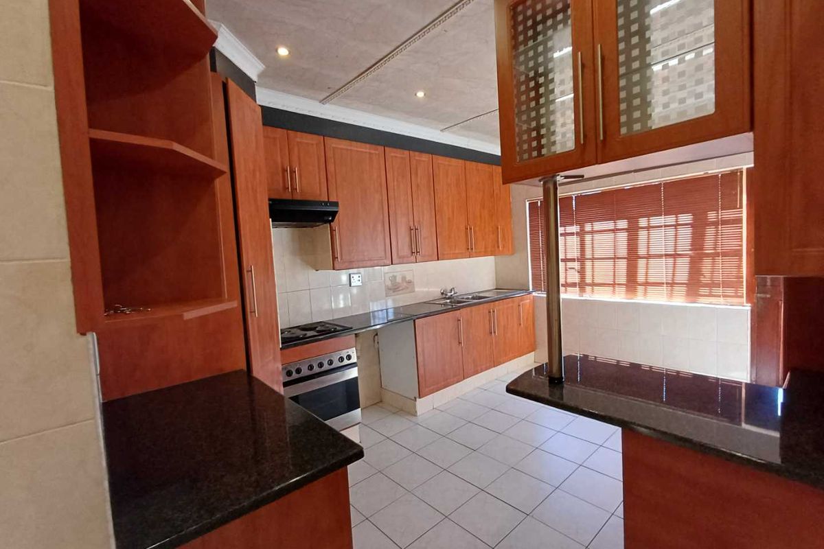 Kenilworth, 3 Bedroom house plus 3 additional outside rooms - Photo 3