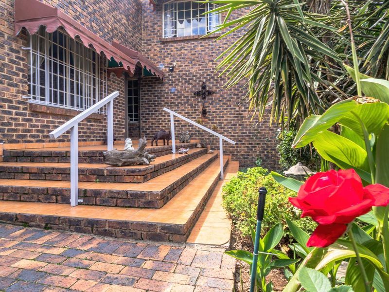 Stunning 5-Bedroom Home in a Secure Estate on the Vaal River, Vaaloewer - Photo 3