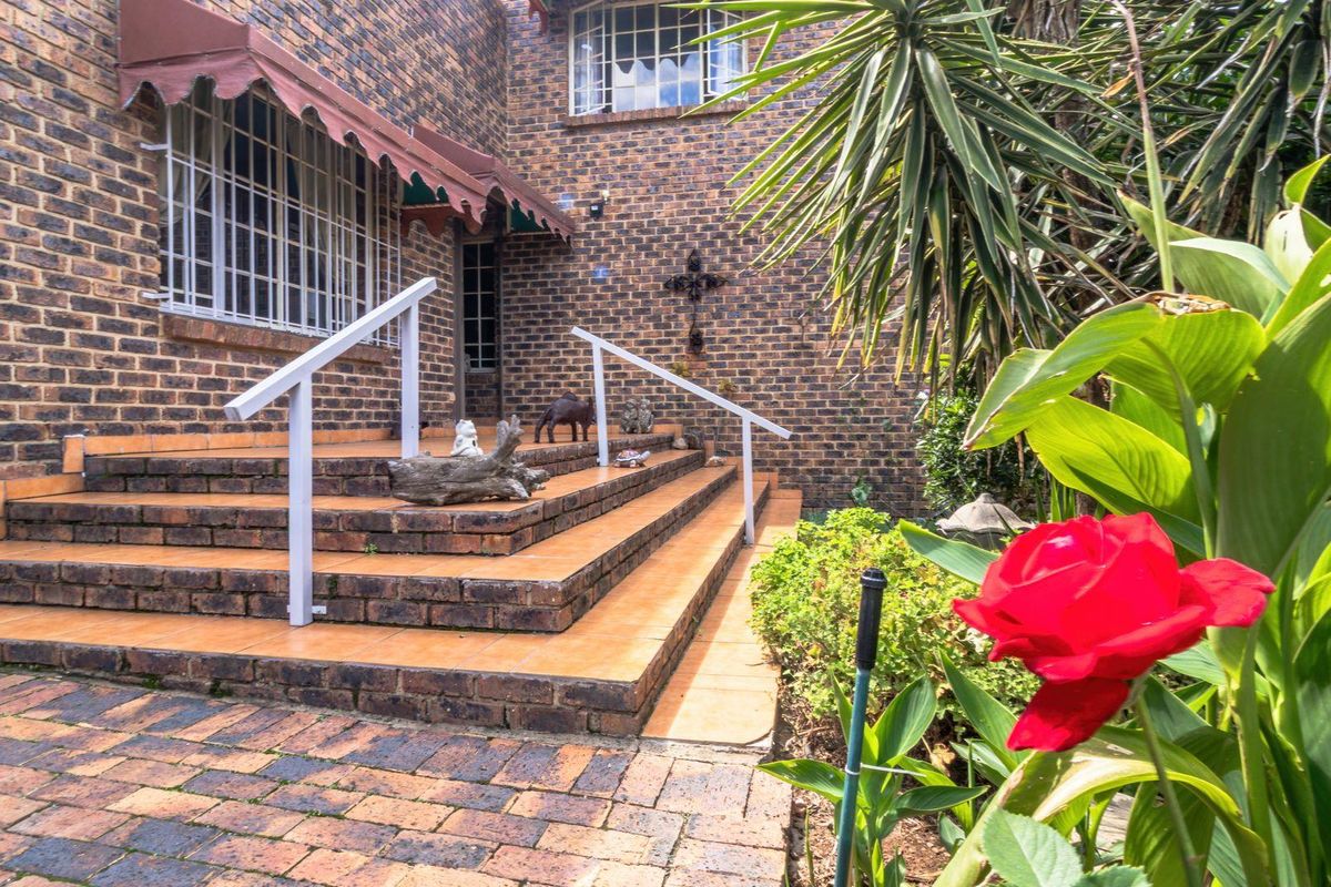 Stunning 5-Bedroom Home in a Secure Estate on the Vaal River, Vaaloewer - Photo 3