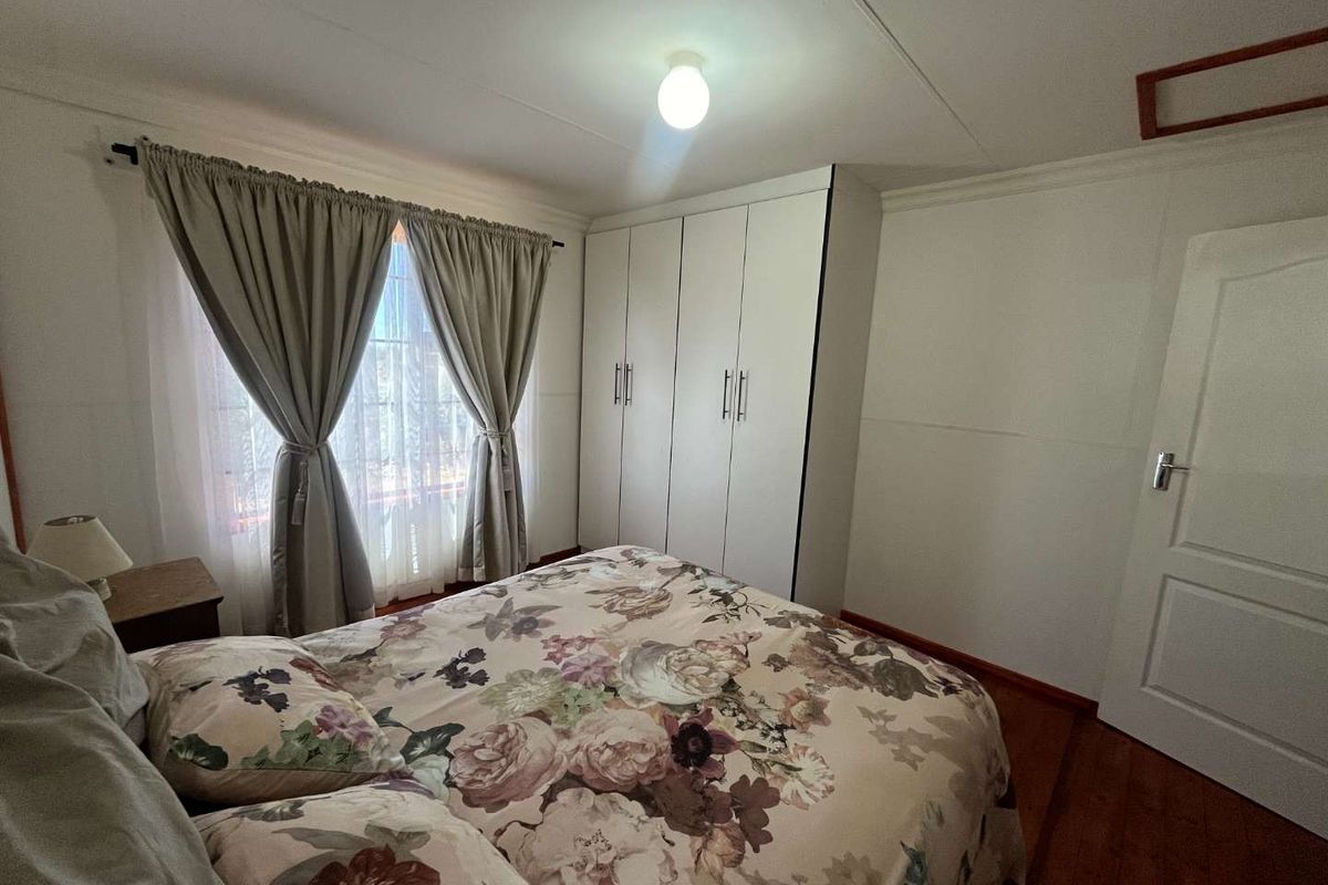 Beautiful 9.053 ha Smallholding with House & Cottage – Completely Off-Grid – Just Outside Upington - Photo 4