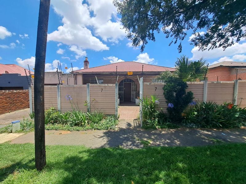 Bright & Inviting Family Home with Ample Space for All - Photo 2