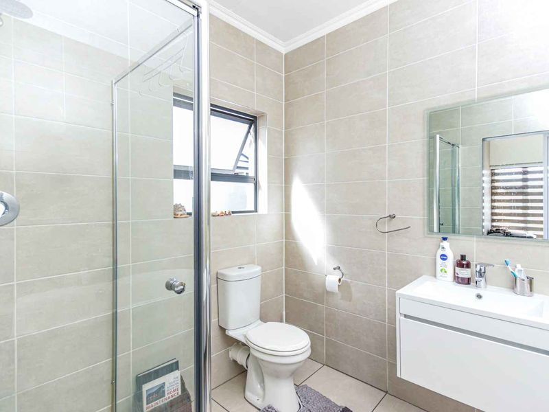 Modern, well maintained apartment with luxurious finishes. - Photo 6